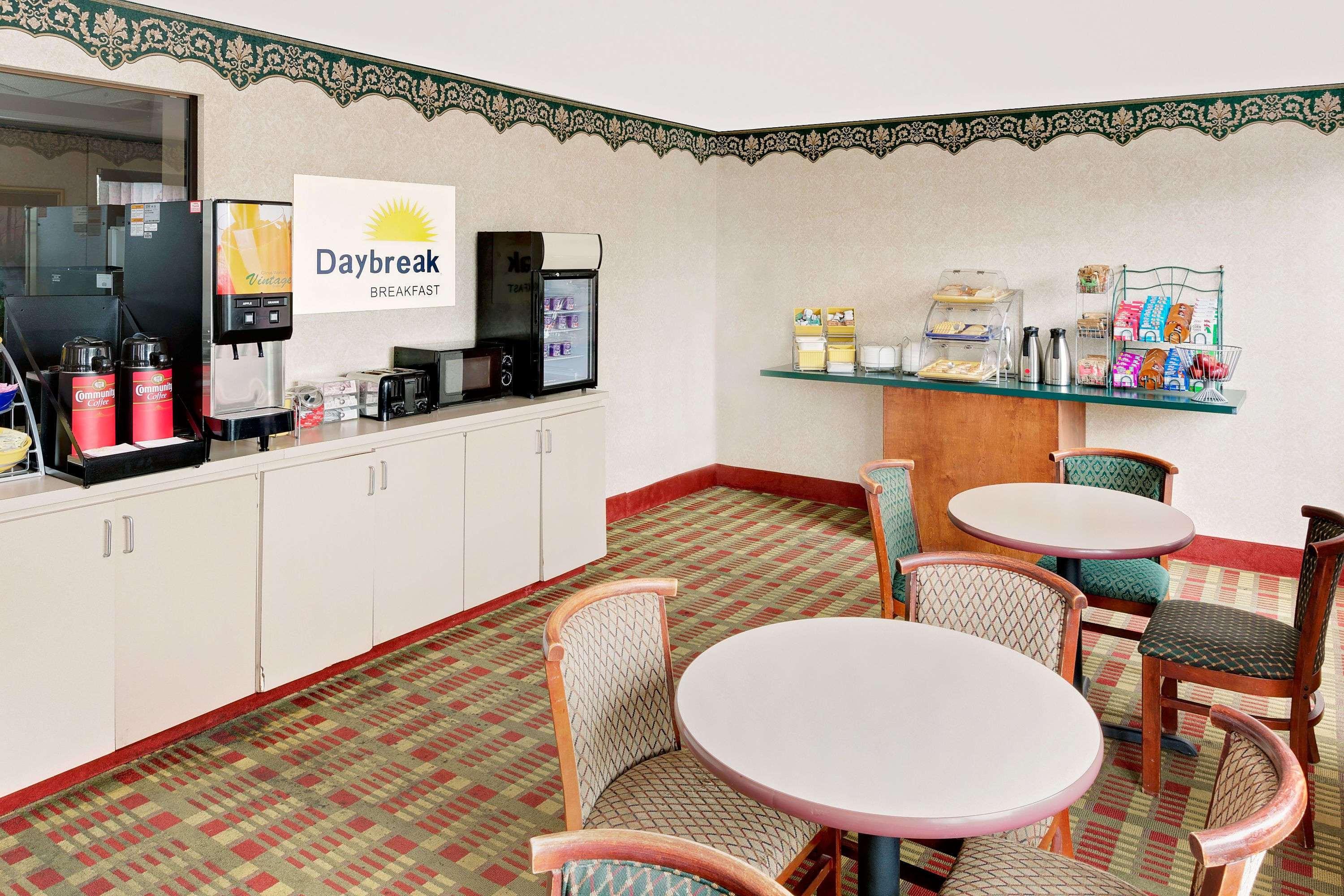 Days Inn & Suites By Wyndham Opelousas Exterior photo